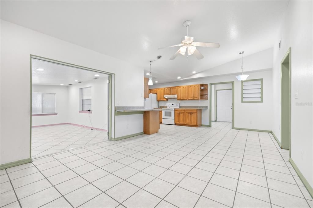 Под контрактом: $330,000 (3 спален, 2 ванн, 2069 Квадратных фут)