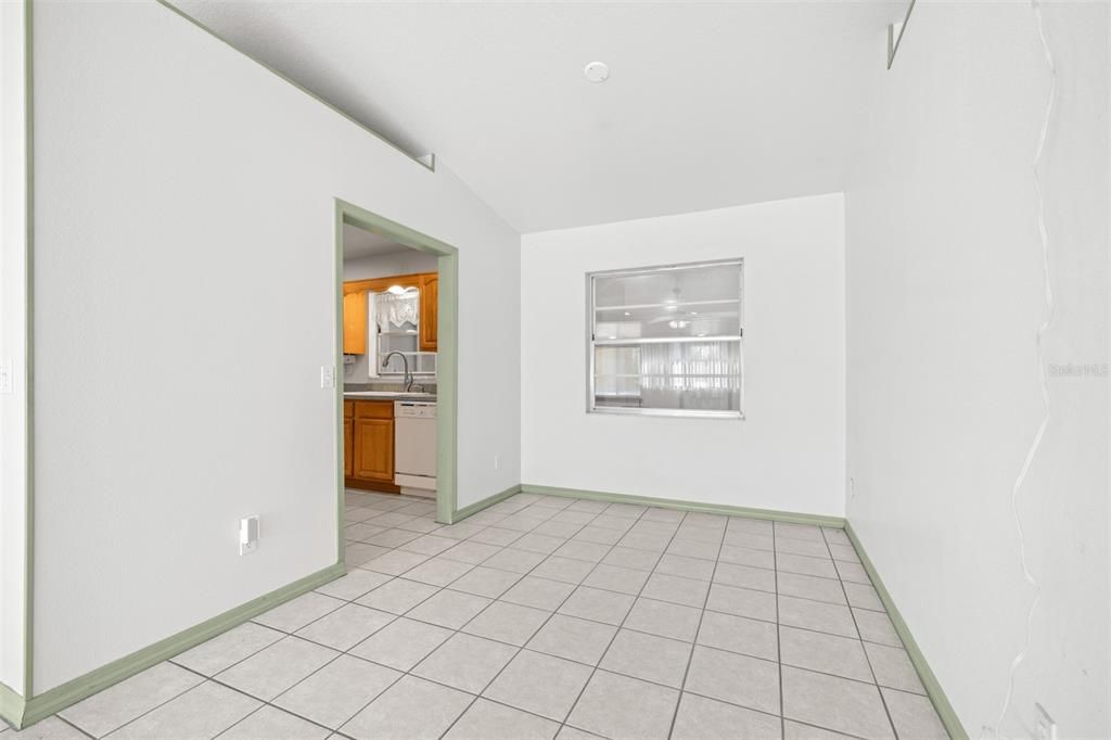 Под контрактом: $330,000 (3 спален, 2 ванн, 2069 Квадратных фут)