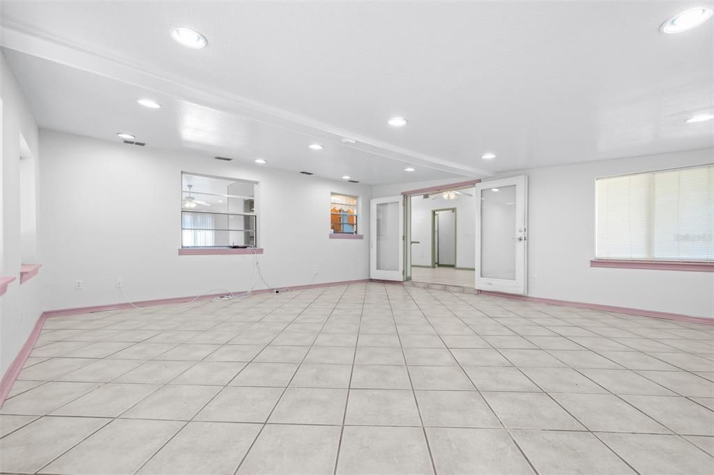 Под контрактом: $330,000 (3 спален, 2 ванн, 2069 Квадратных фут)