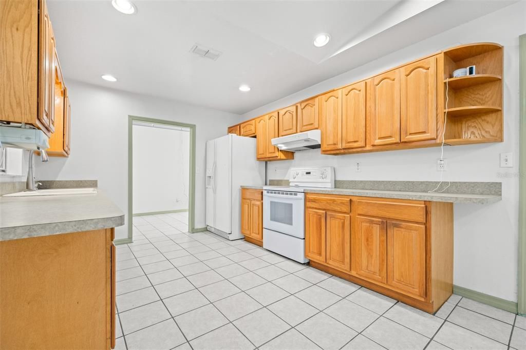 Под контрактом: $330,000 (3 спален, 2 ванн, 2069 Квадратных фут)