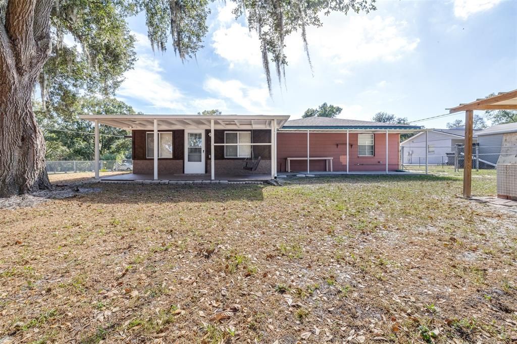 Под контрактом: $330,000 (3 спален, 2 ванн, 2069 Квадратных фут)