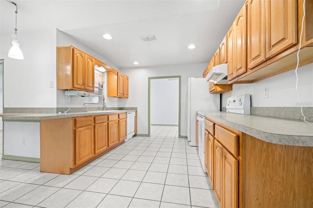 Под контрактом: $330,000 (3 спален, 2 ванн, 2069 Квадратных фут)