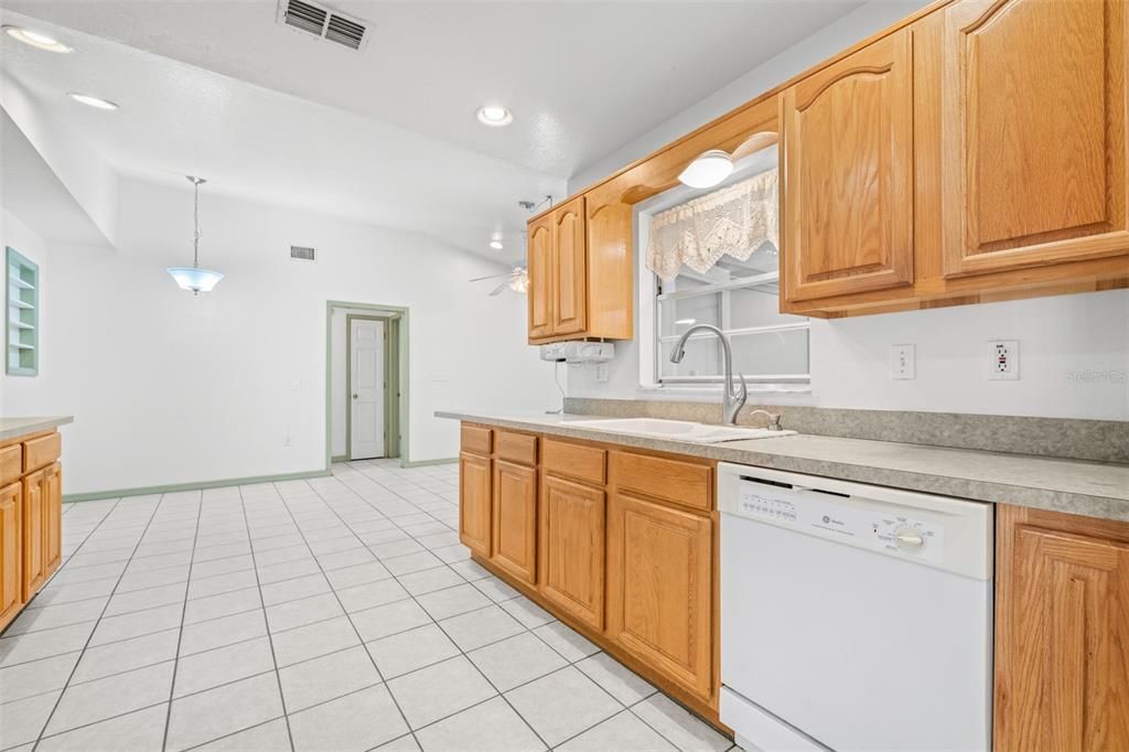 Под контрактом: $330,000 (3 спален, 2 ванн, 2069 Квадратных фут)