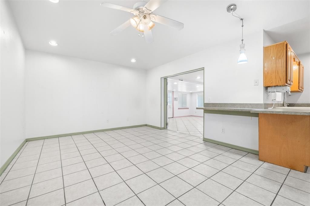 Под контрактом: $330,000 (3 спален, 2 ванн, 2069 Квадратных фут)