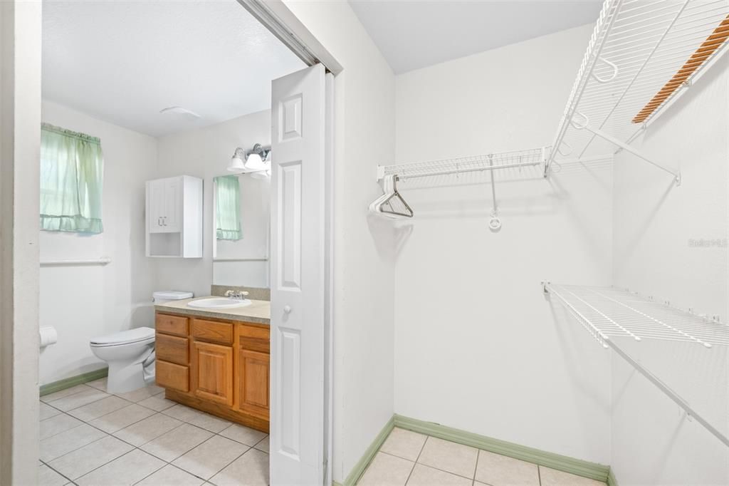 Под контрактом: $330,000 (3 спален, 2 ванн, 2069 Квадратных фут)