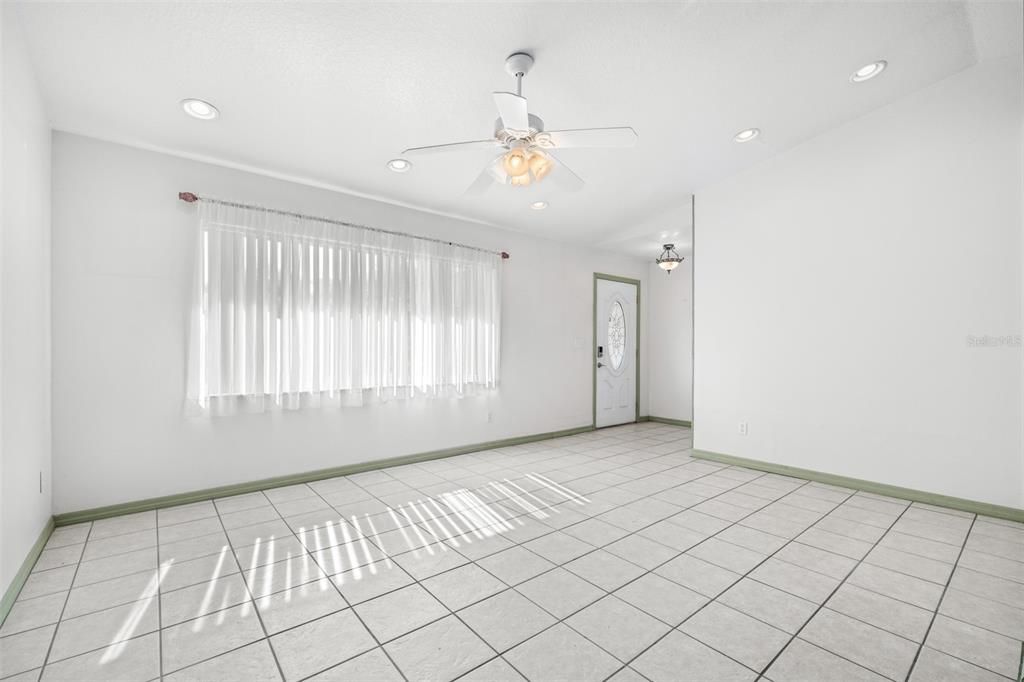 Под контрактом: $330,000 (3 спален, 2 ванн, 2069 Квадратных фут)