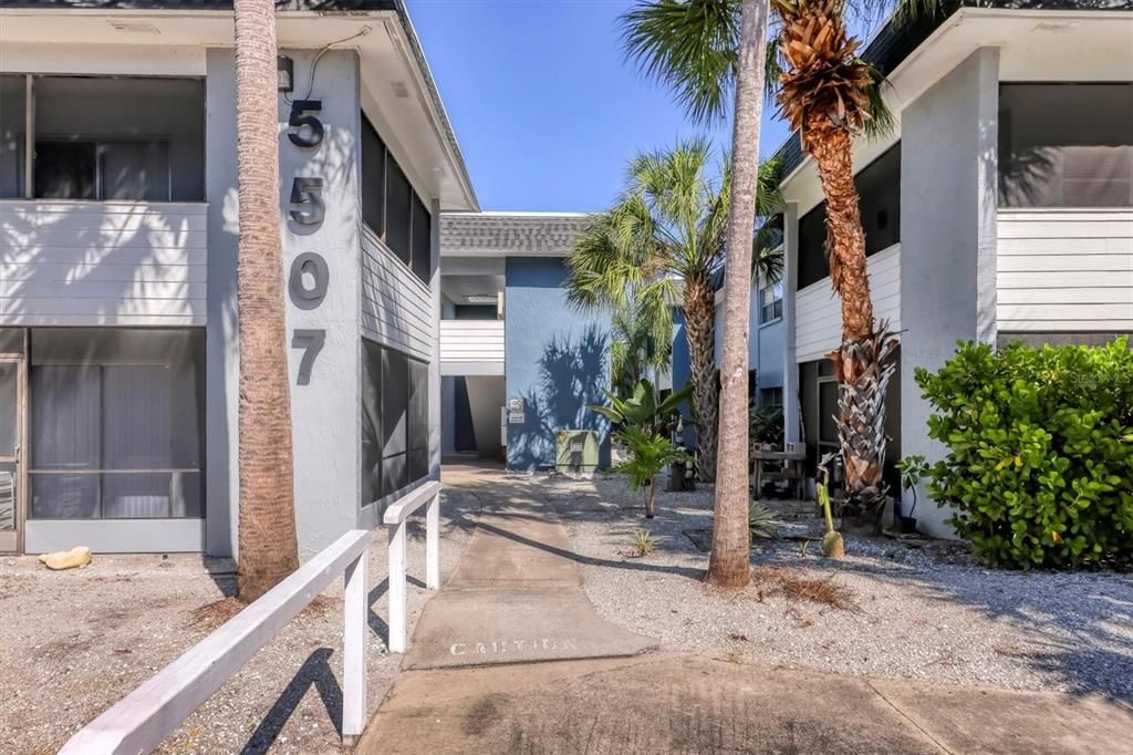 For Sale: $123,900 (2 beds, 2 baths, 962 Square Feet)