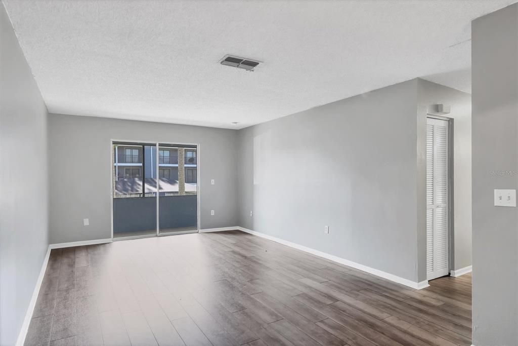 For Sale: $123,900 (2 beds, 2 baths, 962 Square Feet)