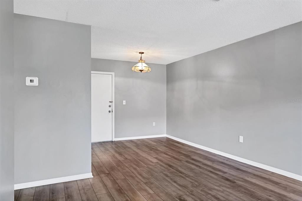 For Sale: $123,900 (2 beds, 2 baths, 962 Square Feet)