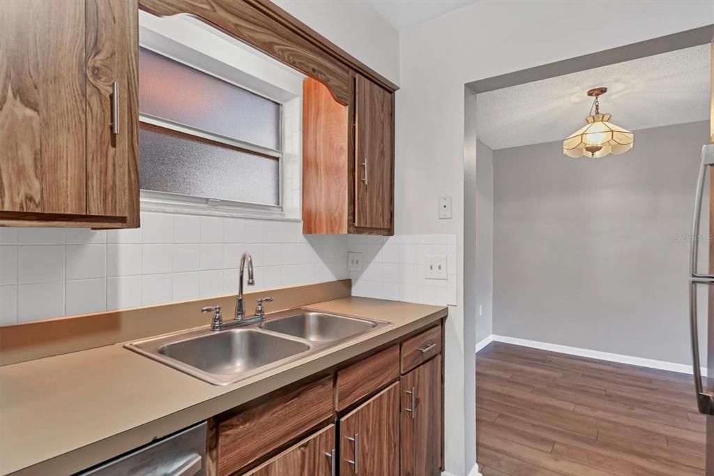 For Sale: $123,900 (2 beds, 2 baths, 962 Square Feet)