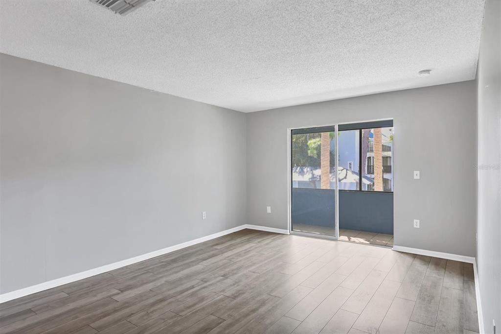 For Sale: $123,900 (2 beds, 2 baths, 962 Square Feet)