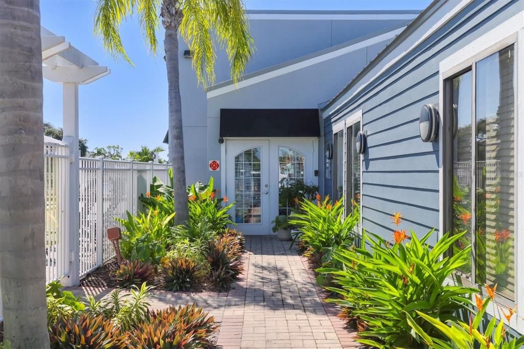 For Sale: $123,900 (2 beds, 2 baths, 962 Square Feet)