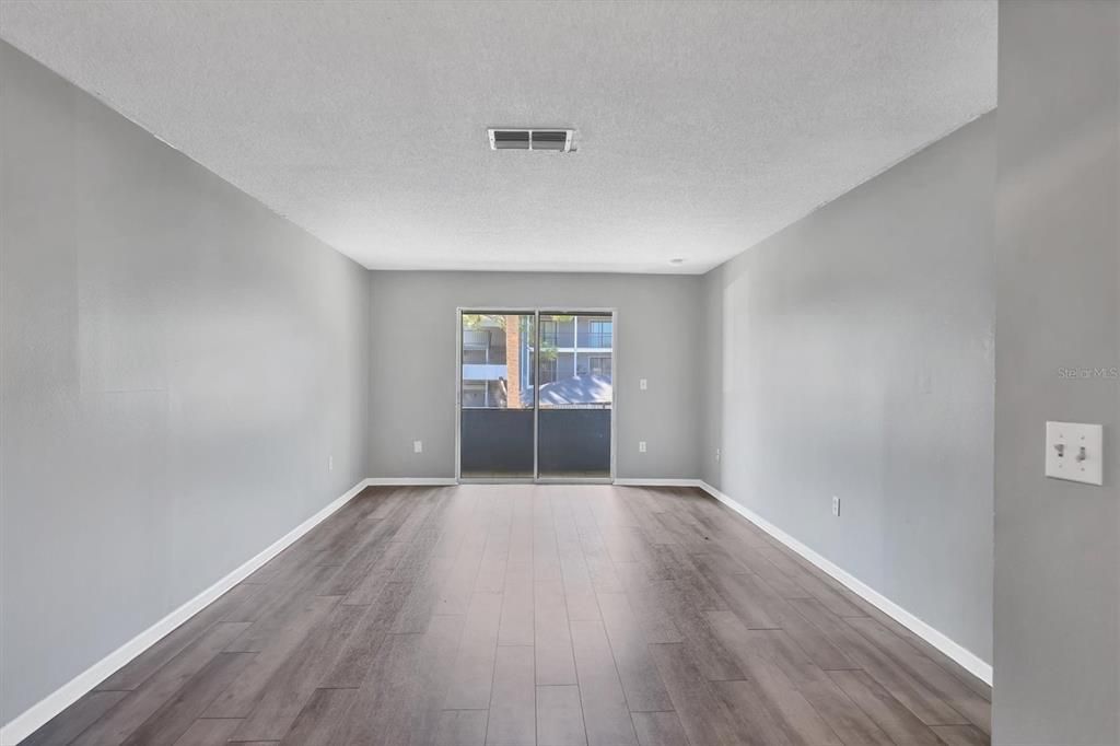 For Sale: $123,900 (2 beds, 2 baths, 962 Square Feet)