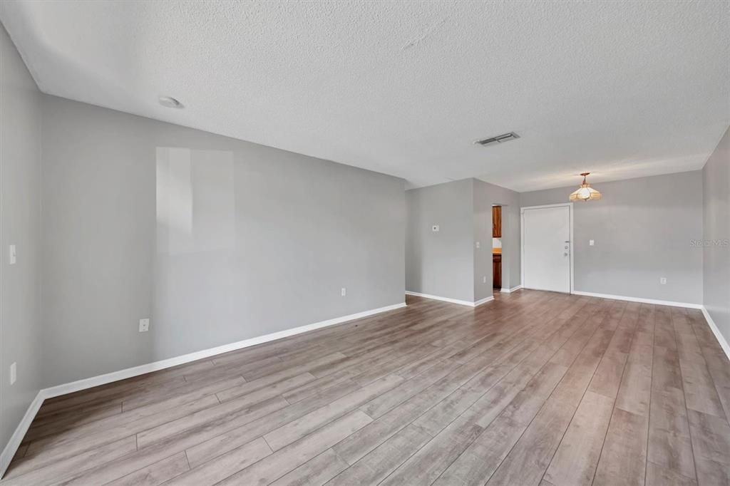 For Sale: $123,900 (2 beds, 2 baths, 962 Square Feet)