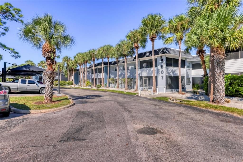 For Sale: $123,900 (2 beds, 2 baths, 962 Square Feet)