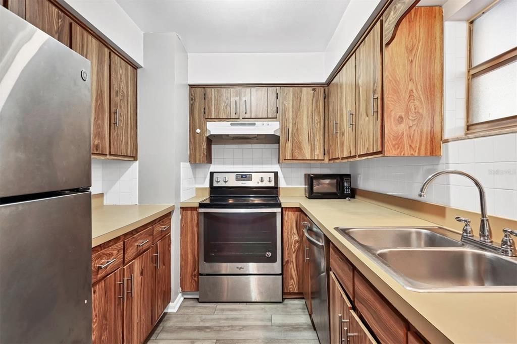 For Sale: $123,900 (2 beds, 2 baths, 962 Square Feet)