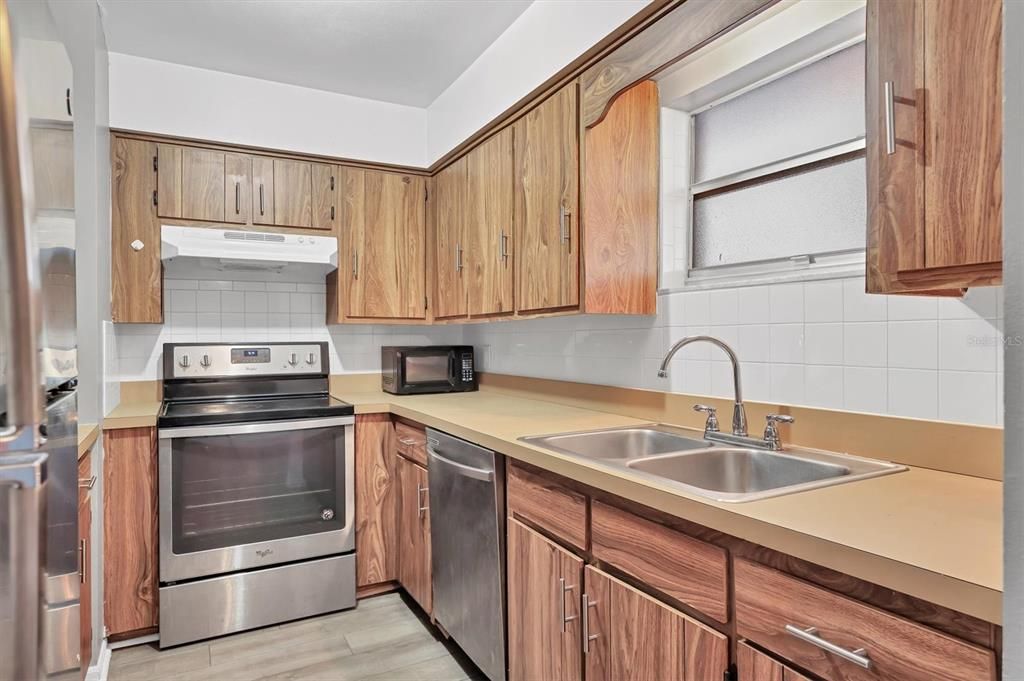 For Sale: $123,900 (2 beds, 2 baths, 962 Square Feet)