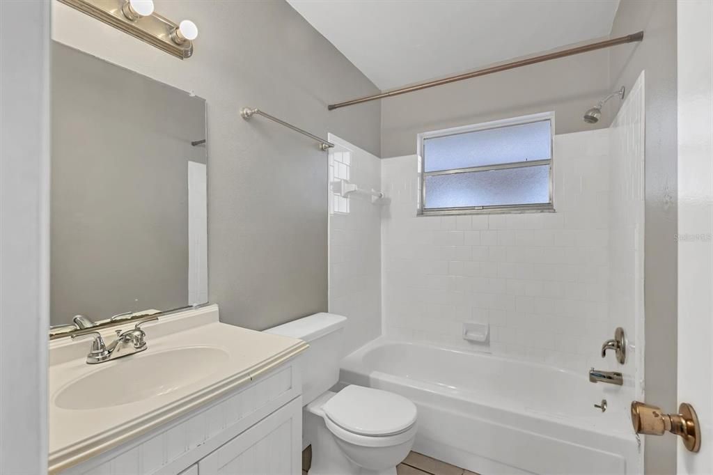 For Sale: $123,900 (2 beds, 2 baths, 962 Square Feet)