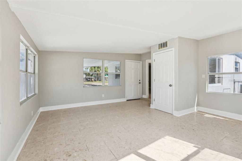 待售: $189,000 (2 贝兹, 1 浴室, 720 平方英尺)