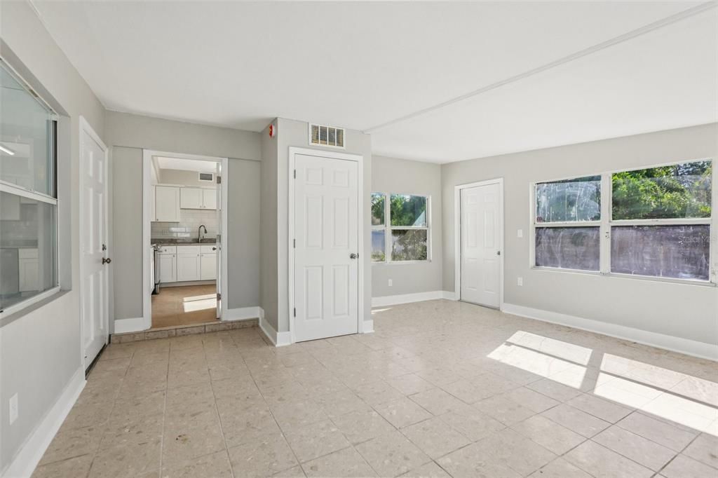 待售: $189,000 (2 贝兹, 1 浴室, 720 平方英尺)