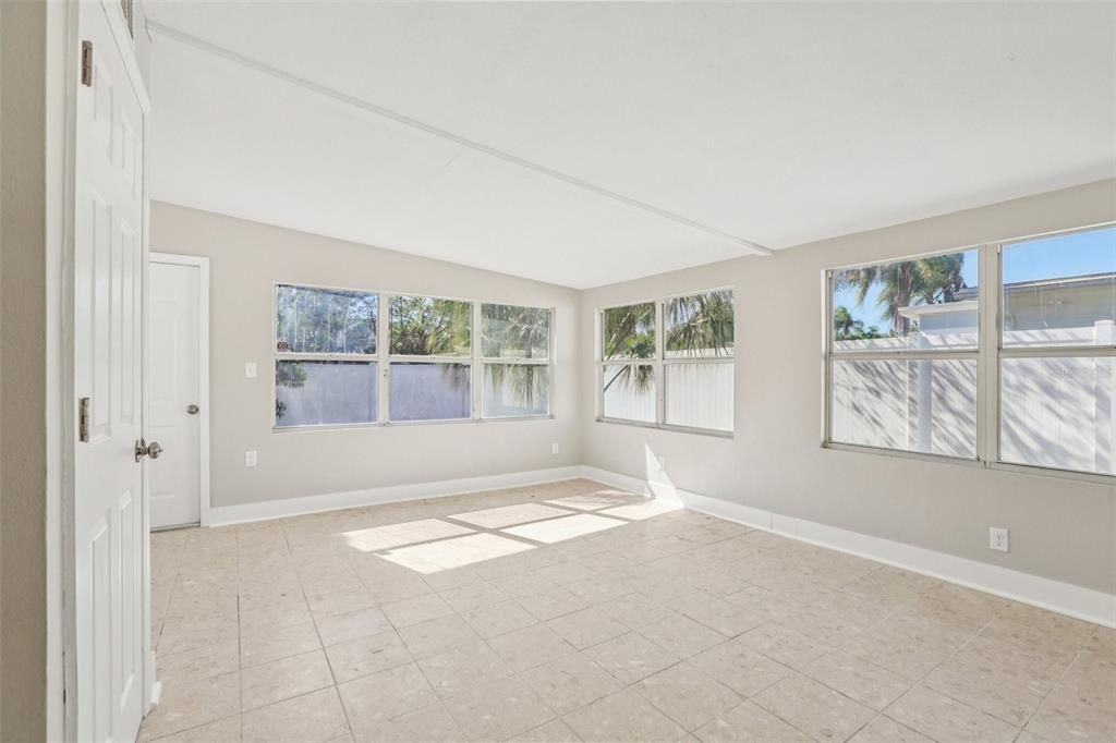 待售: $189,000 (2 贝兹, 1 浴室, 720 平方英尺)