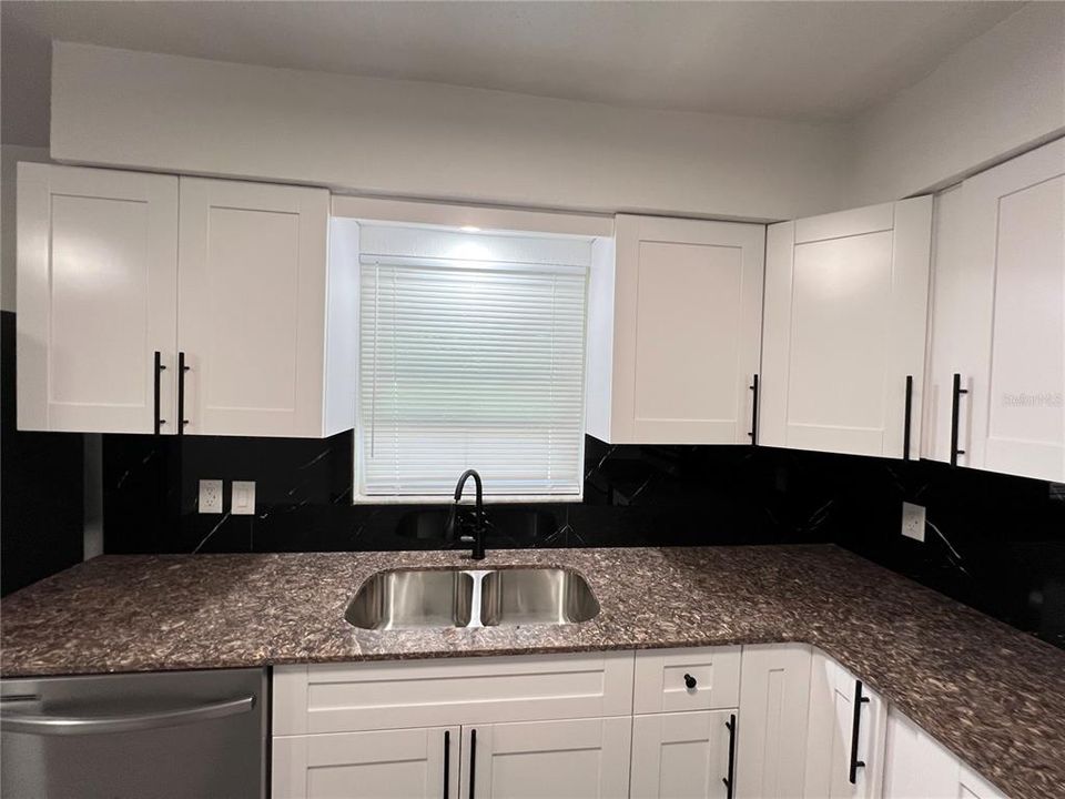 Под контрактом: $239,000 (3 спален, 1 ванн, 1072 Квадратных фут)