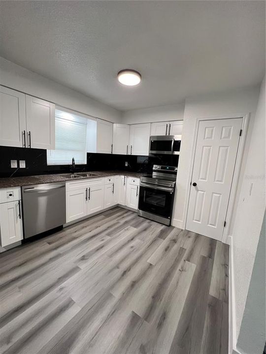 Под контрактом: $239,000 (3 спален, 1 ванн, 1072 Квадратных фут)