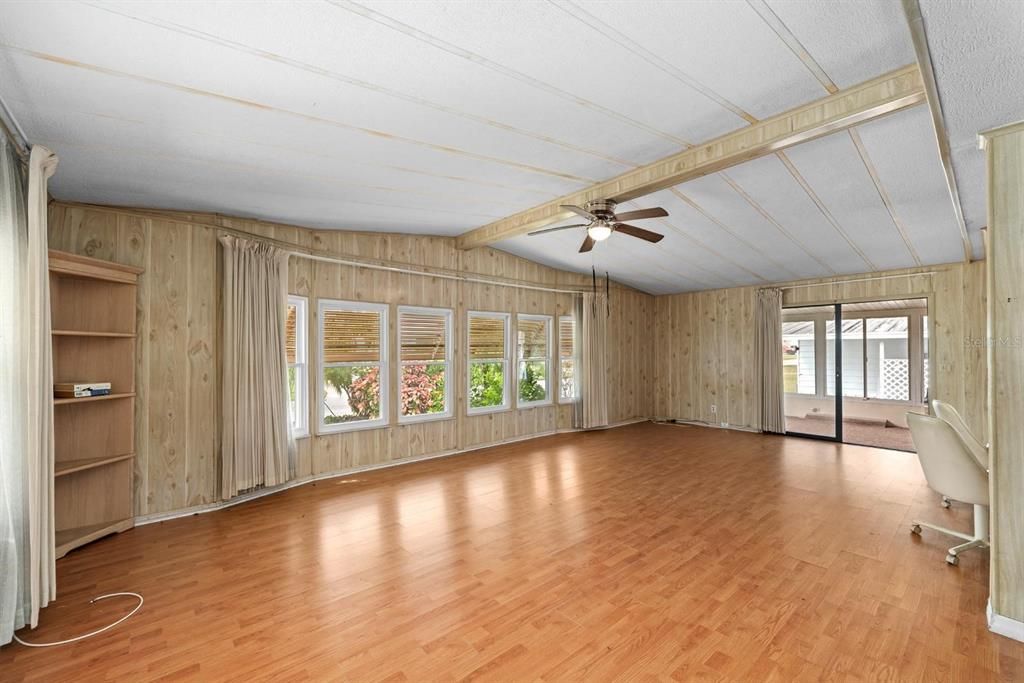 На продажу: $199,999 (2 спален, 2 ванн, 1352 Квадратных фут)