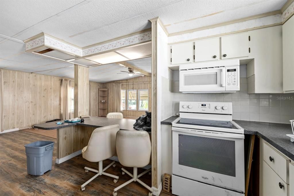 На продажу: $199,999 (2 спален, 2 ванн, 1352 Квадратных фут)