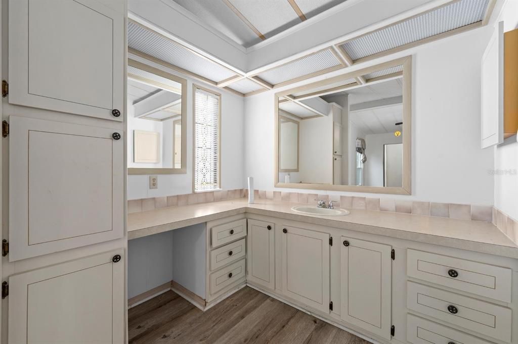 На продажу: $199,999 (2 спален, 2 ванн, 1352 Квадратных фут)