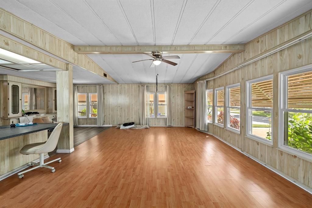 На продажу: $199,999 (2 спален, 2 ванн, 1352 Квадратных фут)