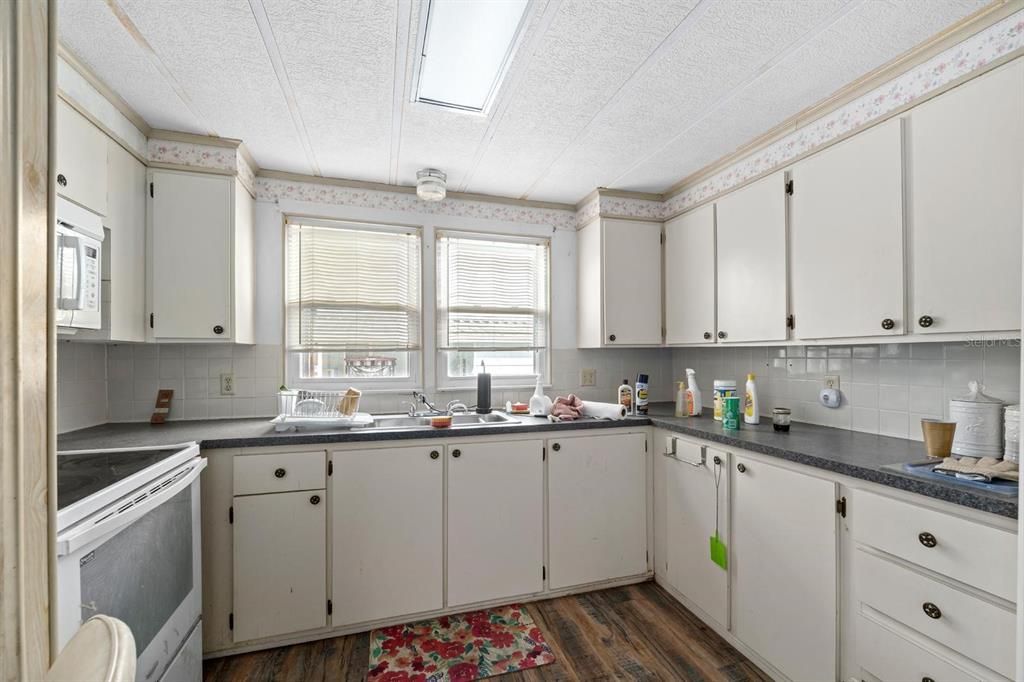 На продажу: $199,999 (2 спален, 2 ванн, 1352 Квадратных фут)