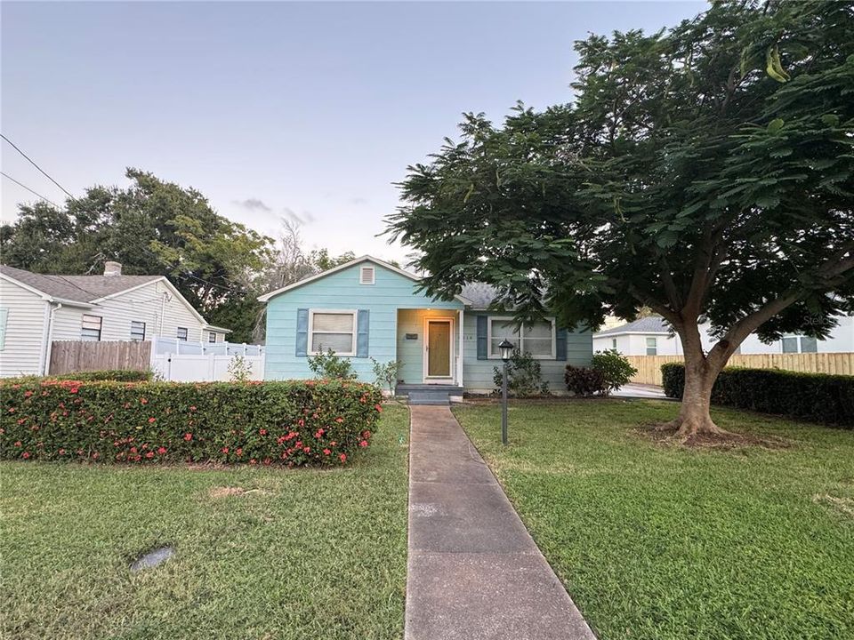 For Rent: $2,300 (3 beds, 2 baths, 1105 Square Feet)