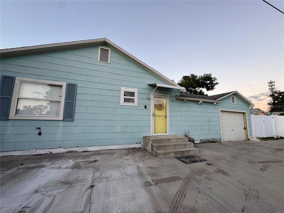 For Rent: $2,300 (3 beds, 2 baths, 1105 Square Feet)