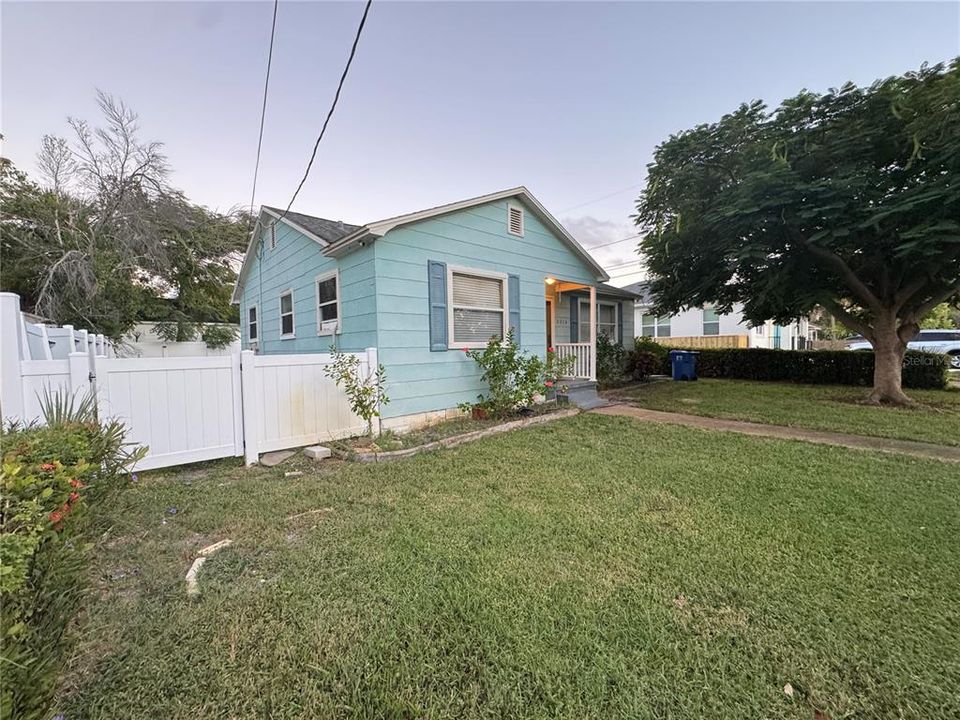 For Rent: $2,300 (3 beds, 2 baths, 1105 Square Feet)