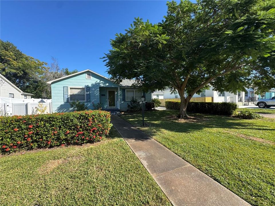 For Rent: $2,300 (3 beds, 2 baths, 1105 Square Feet)