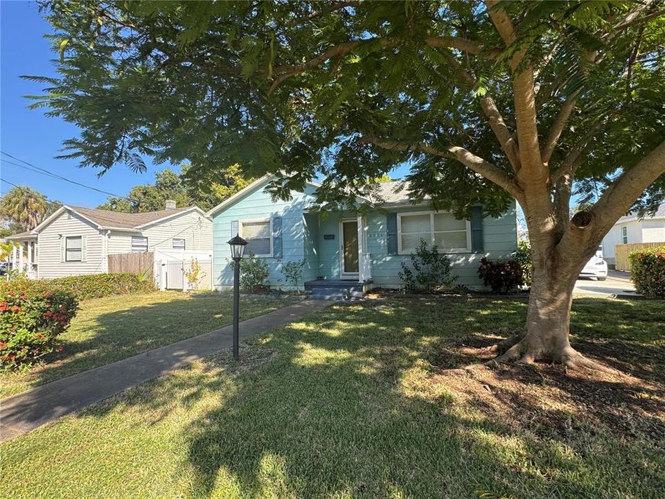 For Rent: $2,300 (3 beds, 2 baths, 1105 Square Feet)