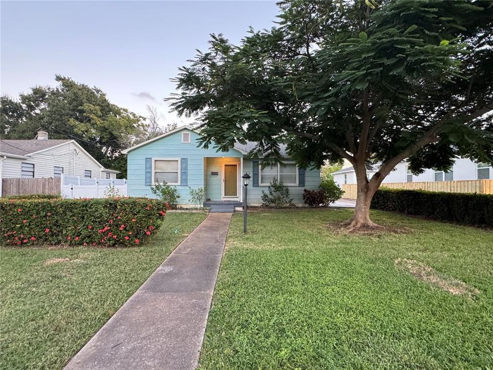 For Rent: $2,300 (3 beds, 2 baths, 1105 Square Feet)