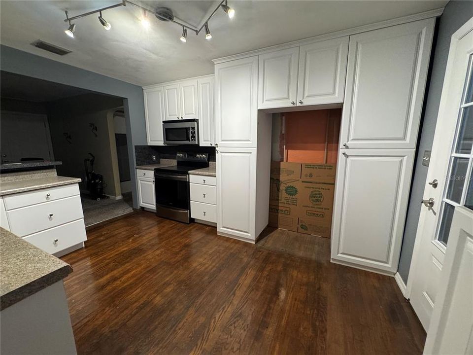 For Rent: $2,300 (3 beds, 2 baths, 1105 Square Feet)