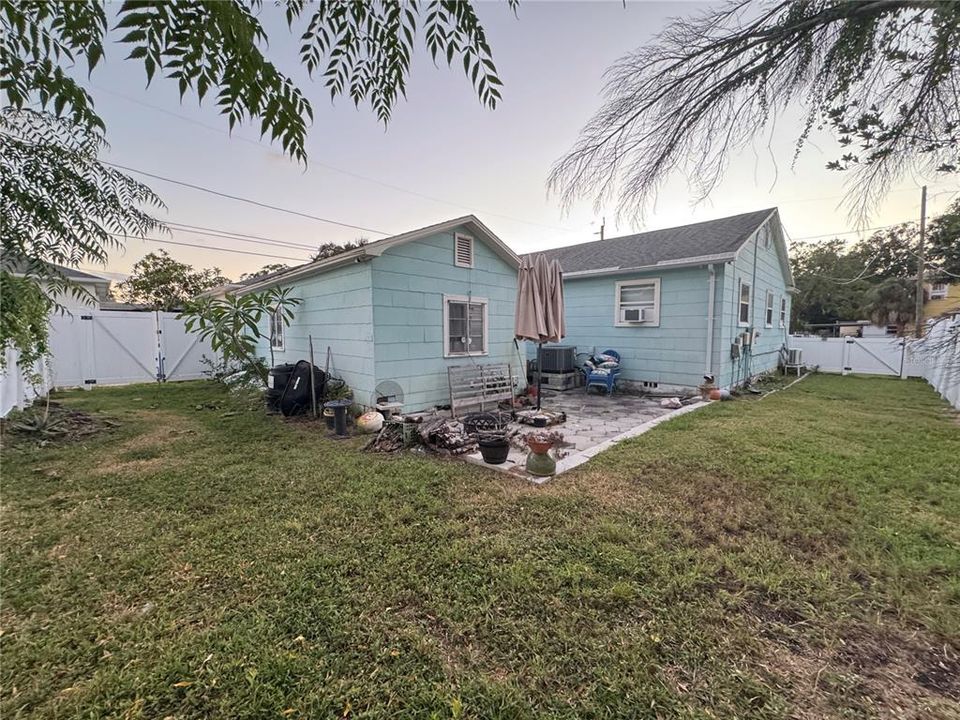 For Rent: $2,300 (3 beds, 2 baths, 1105 Square Feet)