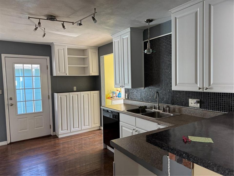 For Rent: $2,300 (3 beds, 2 baths, 1105 Square Feet)