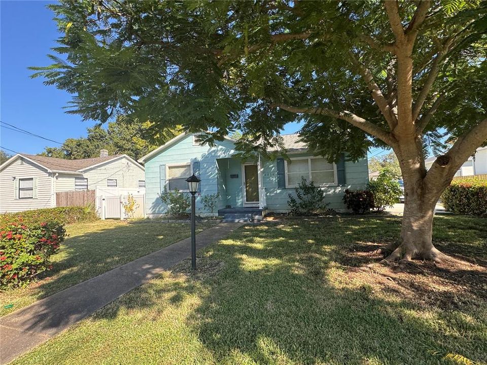 For Rent: $2,300 (3 beds, 2 baths, 1105 Square Feet)