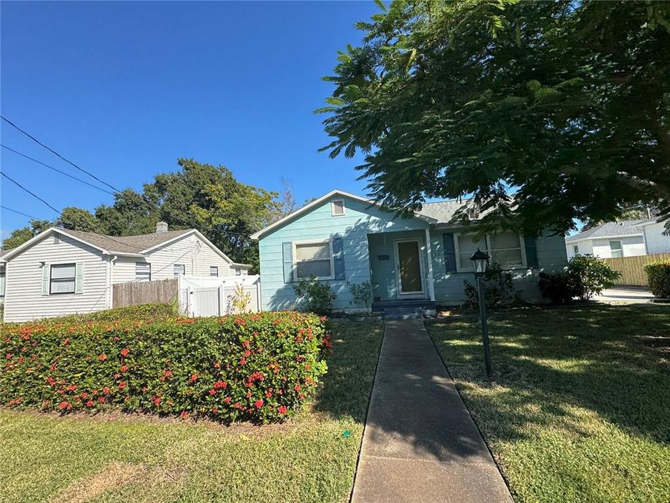 For Rent: $2,300 (3 beds, 2 baths, 1105 Square Feet)