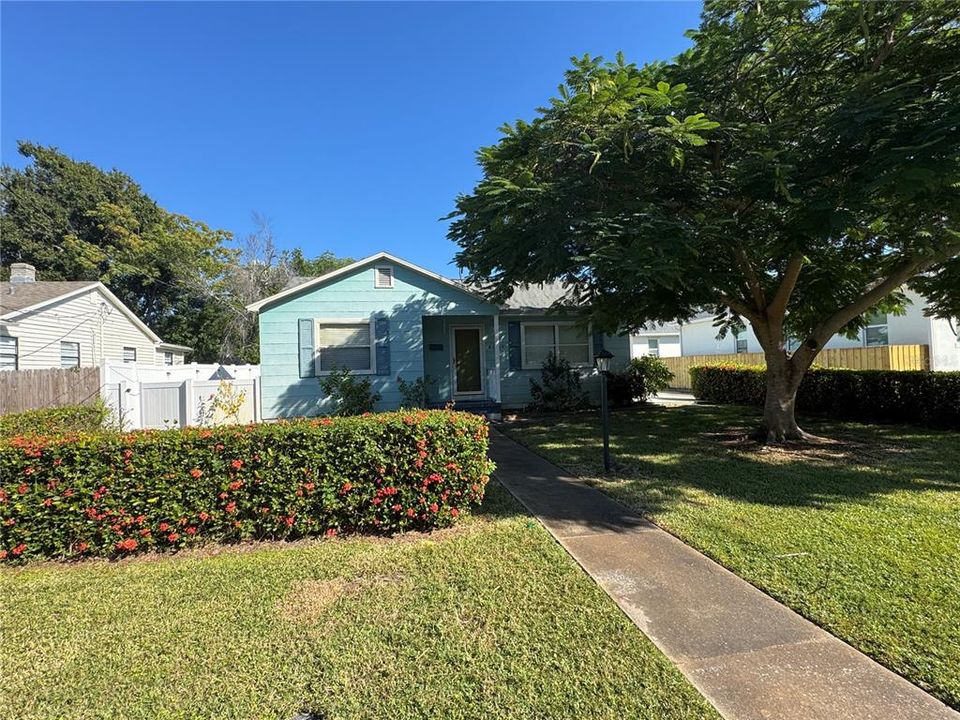 For Rent: $2,300 (3 beds, 2 baths, 1105 Square Feet)