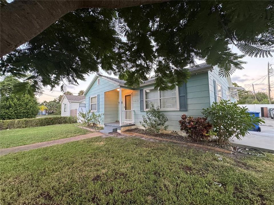 For Rent: $2,300 (3 beds, 2 baths, 1105 Square Feet)