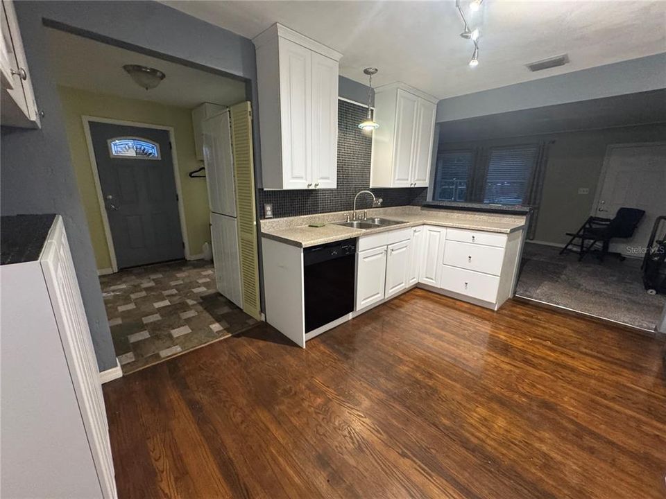 For Rent: $2,300 (3 beds, 2 baths, 1105 Square Feet)