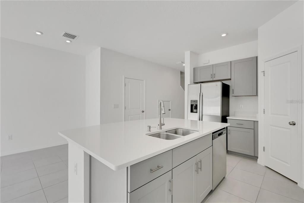 出租: $2,100 (3 贝兹, 2 浴室, 1407 平方英尺)