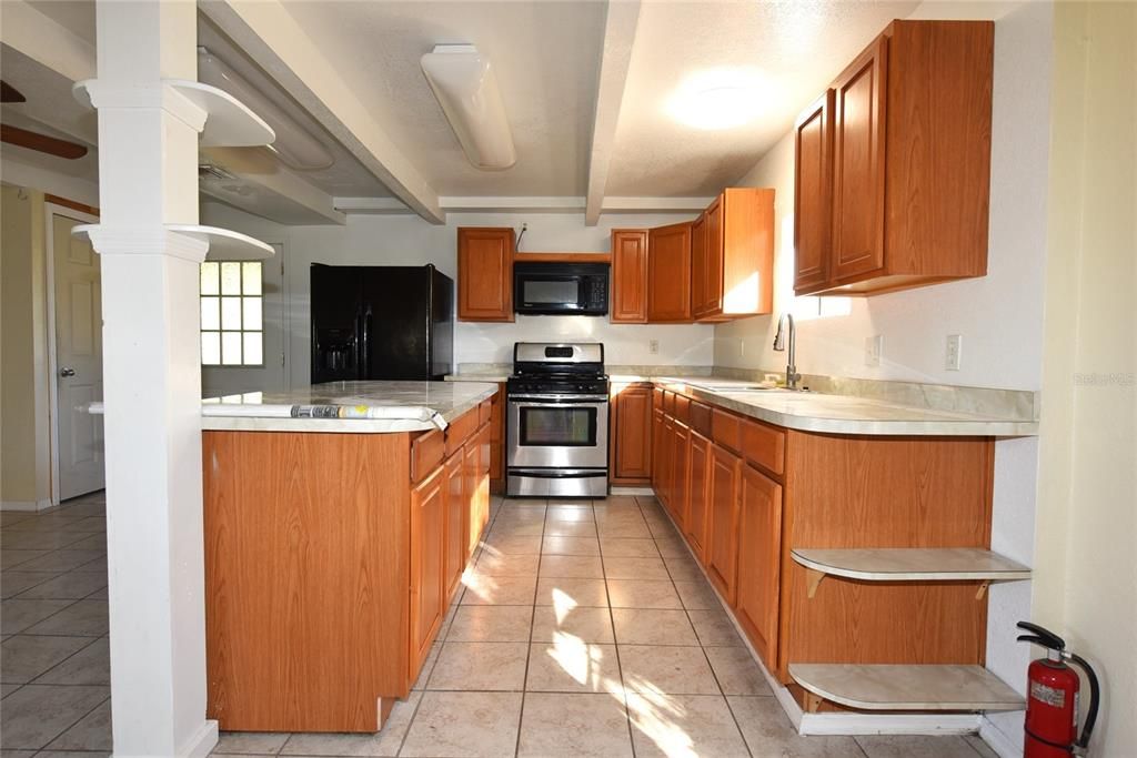 Под контрактом: $380,000 (3 спален, 2 ванн, 2140 Квадратных фут)