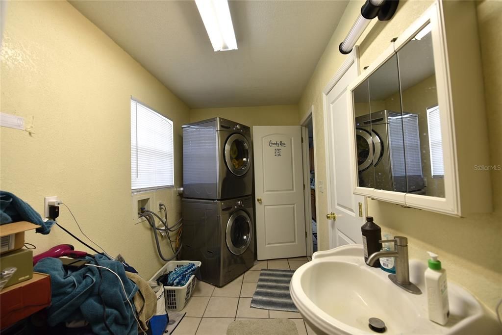 Под контрактом: $380,000 (3 спален, 2 ванн, 2140 Квадратных фут)