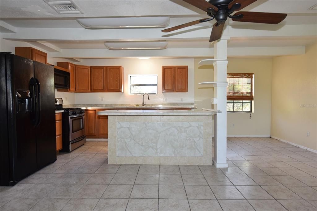 Под контрактом: $380,000 (3 спален, 2 ванн, 2140 Квадратных фут)